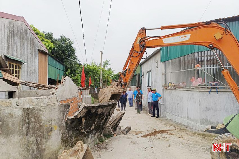 Ông Trần Văn Minh ở thôn Đông Vĩnh (xã Mai Phụ) phá tường rào, dời bếp và công trình phụ để hiến đất cho thôn mở đường. MP - Copy.jpg