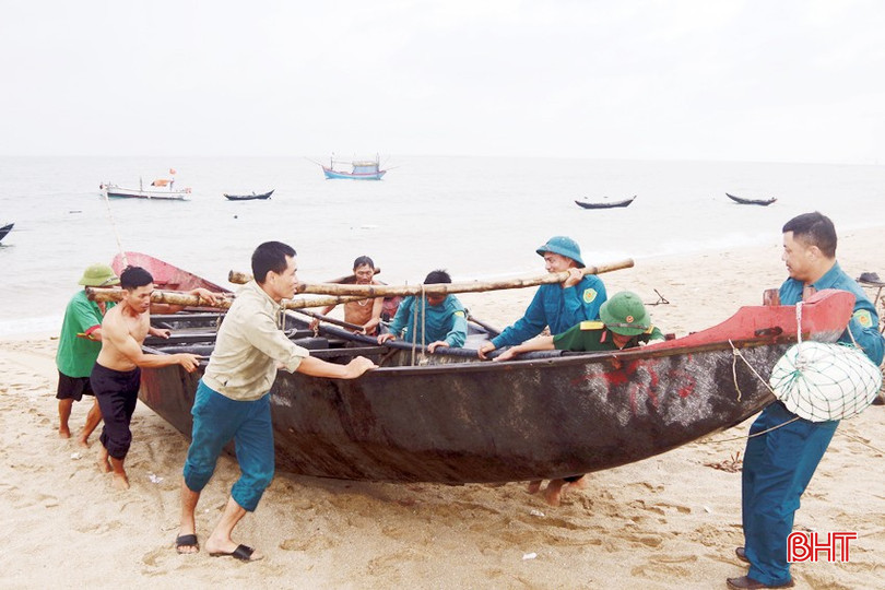 Dân quân xã Kỳ Lợi (thị xã Kỳ Anh) giúp ngư dân lai dắt, đưa thuyền lên bờ trước khi mưa bão đến. Anh 10 - Copy.jpg