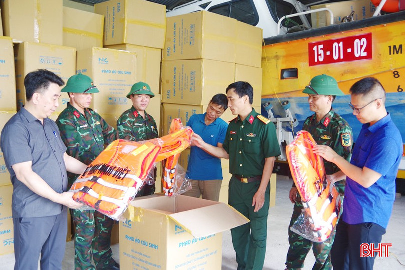 Cán bộ, nhân viên Sở NN&TTNT phối hợp với Bộ CHQS tỉnh kiểm tra trang bị phương tiện chuẩn bị cho nhiệm vụ phòng chống ảnh hưởng bão mạnh. Anh 3 (15) - Copy.jpg