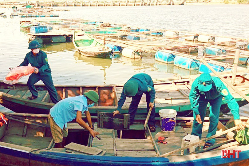 Dân quân xã Thạch Sơn (huyện Thạch Hà) hỗ trợ Nhân dân chằng chống thuyền tránh trú bão an toàn. Anh 12 - Copy.jpg
