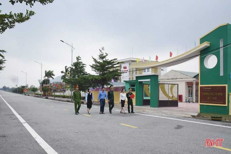 Cán bộ, chiến sĩ Đồn Biên phòng Đèo Ngang thường xuyên bám sát địa bàn, đồng hành cùng cấp ủy, chính quyền địa phương để xây dựng tuyến biên giới bình yên, giàu mạnh. bqbht_br_7-2476.jpg