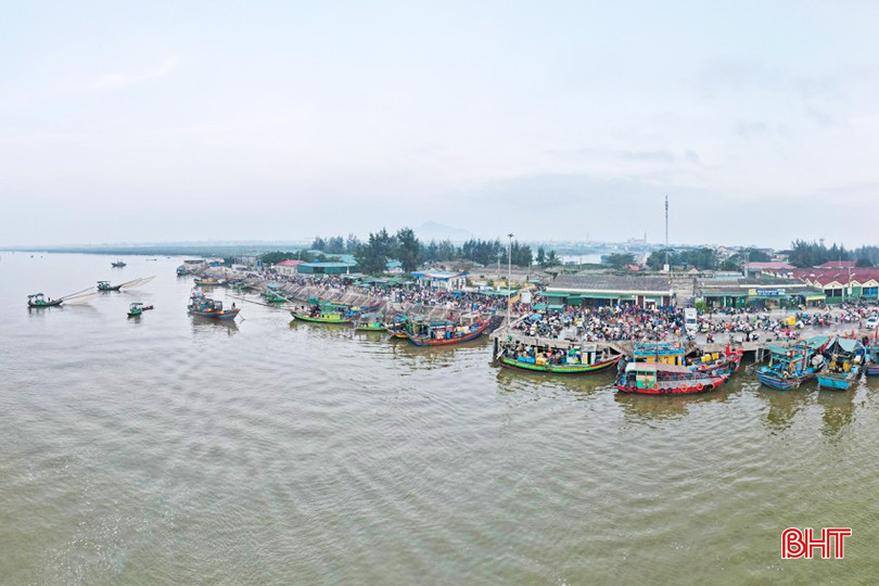 Cảnh tấp nập ở cảng cá Cửa Sót (Thạch Kim, Thạch Hà) những ngày cuối năm. bqbht_br_21-copy.jpg
