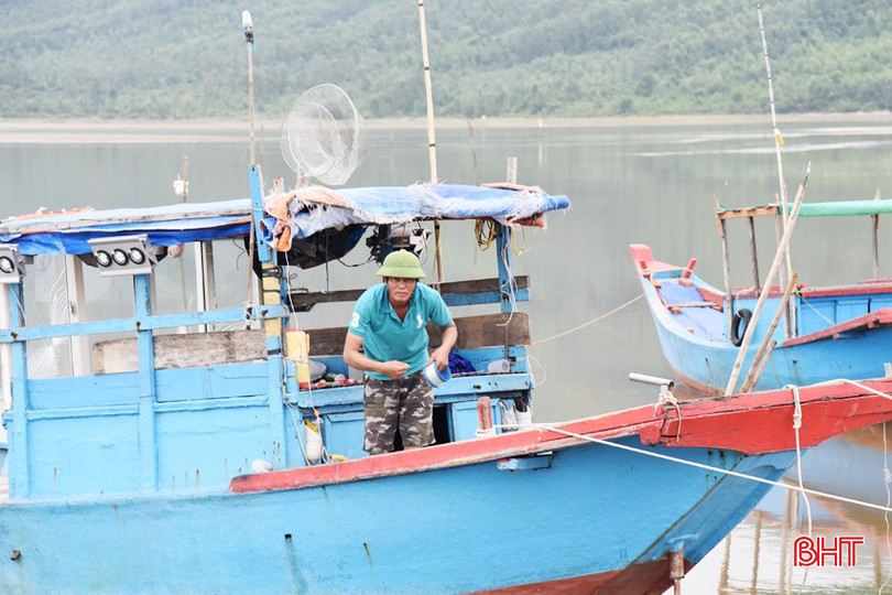 Ngư dân Trần Đình Nhất ở thôn 8 (xã Kỳ Hà, thị xã Kỳ Anh) chuẩn bị ngư cụ để thực hiện những chuyến biển cuối năm. bqbht_br_dsc-0954-copy.jpg
