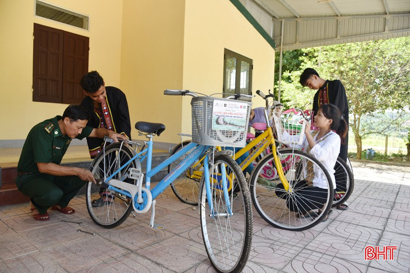 Lính quân hàm xanh ở Đồn Biên phòng Bản Giàng chăm lo cho các con nuôi là người dân tộc Chứt ở bản Rào Tre (Hương Liên, Hương Khê). bqbht_br_6-8587.jpg