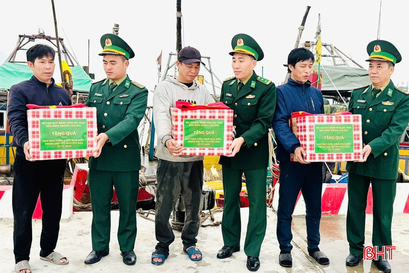 Đồn Biên phòng Cửa Sót tặng quà, động viên ngư dân Thạch Hà tích cực bám biển vươn khơi những ngày cuối năm. bqbht_br_1-copy.jpg