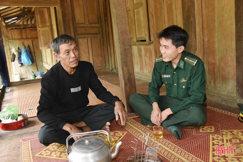 Thiếu úy Nguyễn Trọng Phúc - nhân viên trinh sát Đồn Biên phòng Bản Giàng bám địa bàn, gần gũi với những người có uy tín trong đồng bào dân tộc thiểu số. bqbht_br_9-4100.jpg