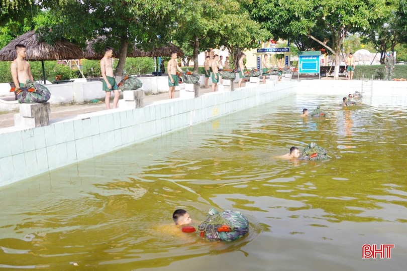 Bơi lội vừa là nội dung huấn luyện quan trọng, vừa là môn thể thao yêu thích của các chiến sĩ mới ở Trung đoàn 841. bqbht_br_18-copy.jpg