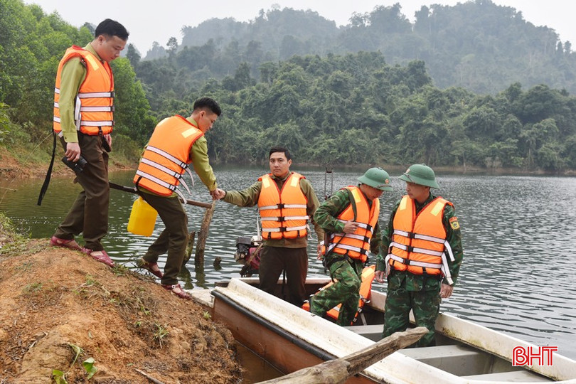 Cán bộ Trạm Kiểm lâm Hòa Hải phối hợp cùng BĐBP tuần tra bảo vệ rừng trên đập Đá Hàn. bqbht_br_dsc-1648-copy.jpg