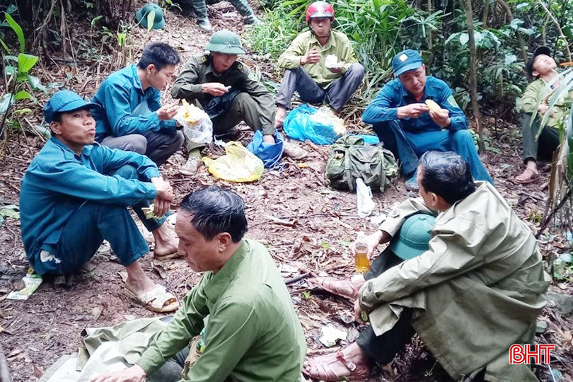 Bữa cơm ăn tạm giữa rừng già trong cuộc tuần tra rừng cuối năm của cán bộ Ban Quản lý Rừng phòng hộ Nam Hà Tĩnh. bqbht_br_nam-ha-tinh.jpg