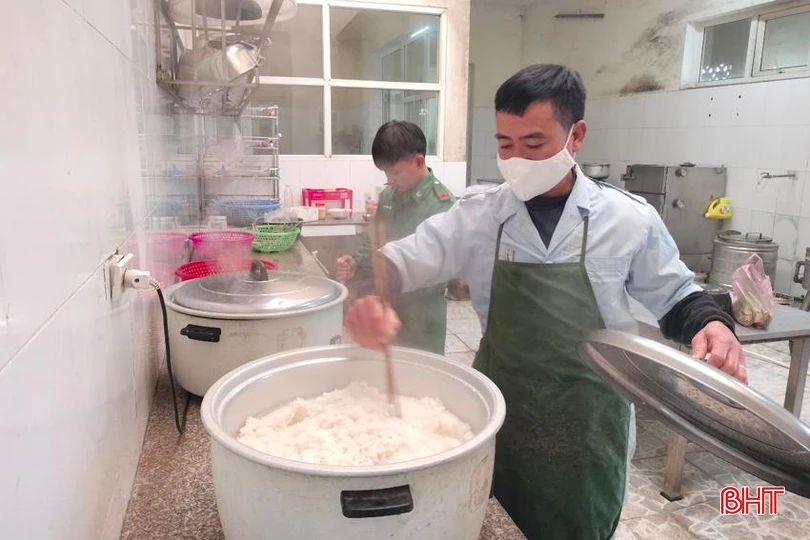 Thiếu tá Phan Châu Nghĩa chuẩn bị bữa ăn cho đồng đội.