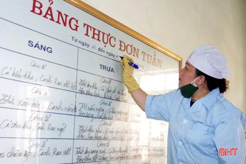 Trung tá Hồ Thị Thủy lên thực đơn cho bữa ăn hằng ngày.