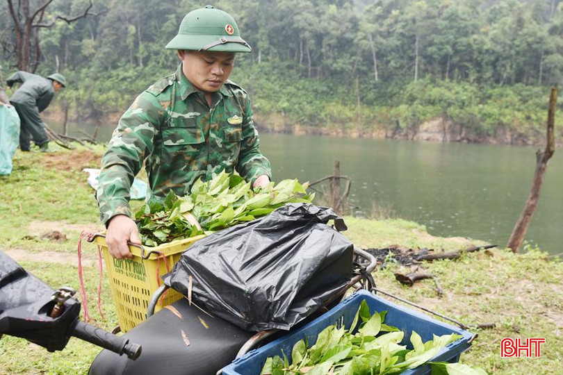 Cán bộ tiếp phẩm Đồn Biên phòng Hương Quang đi hàng trăm km mỗi ngày để mang những loại nhu yếu phẩm bổ sung cho đơn vị. DSC_0501 - Copy.JPG