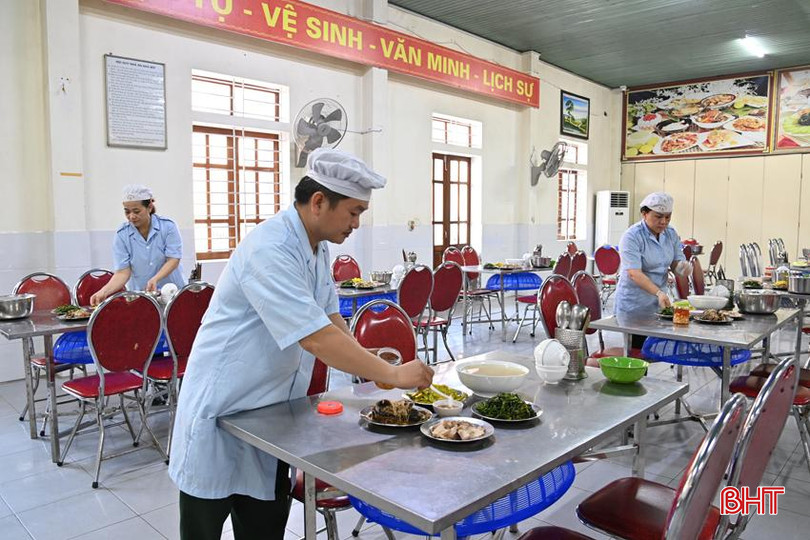 Lực lượng nuôi quân của cơ quan Bộ Chỉ huy BĐBP tỉnh chuẩn bị bữa ăn cho đồng đội. DSC_0960 - Copy.JPG