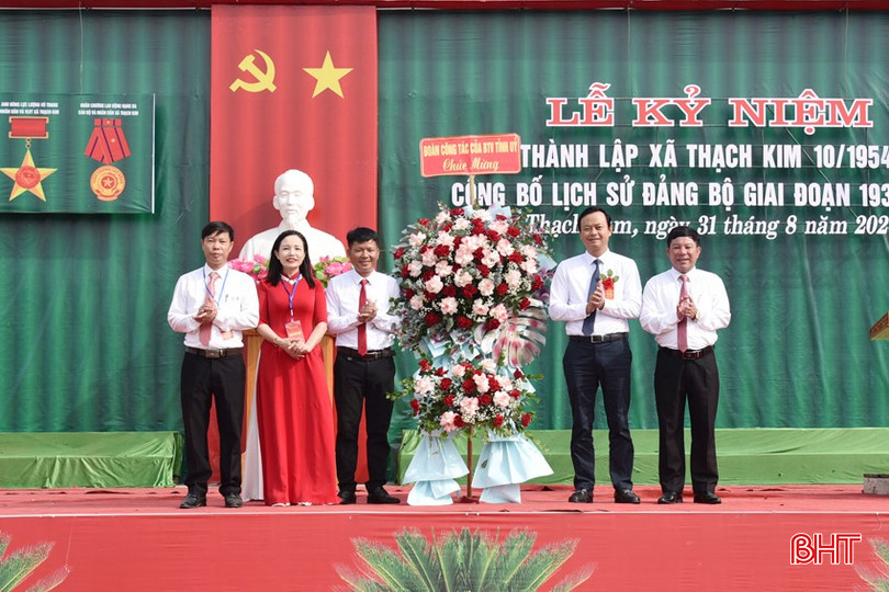 Trưởng ban Tuyên giáo Tỉnh ủy tặng hoa chúc mừng Đảng bộ, chính quyền và Nhân dân xã Thạch Kim. DSC_0436 - Copy.JPG