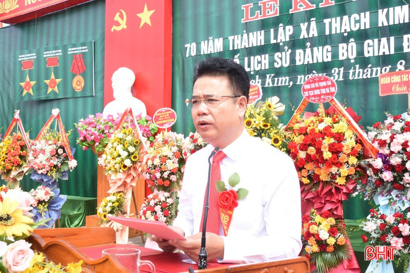Chủ tịch UBND huyện Lộc Hà Nguyễn Việt Hùng phát biểu chúc mừng và động viên cán bộ, đảng viên, các tầng lớp nhân dân Thạch Kim tiếp tục phát huy tinh thần đoàn kết, trách nhiệm để xây dựng quê hương ngày càng giàu mạnh. DSC_0474 - Copy.JPG