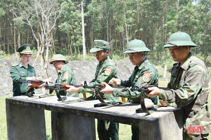 CBCS Đồn Biên phòng Phú Gia (Hương Khê) kiểm tra, lau chùi, bảo dưỡng vũ khí để phục vụ nhiệm vụ bảo vệ biên giới. 9.JPG