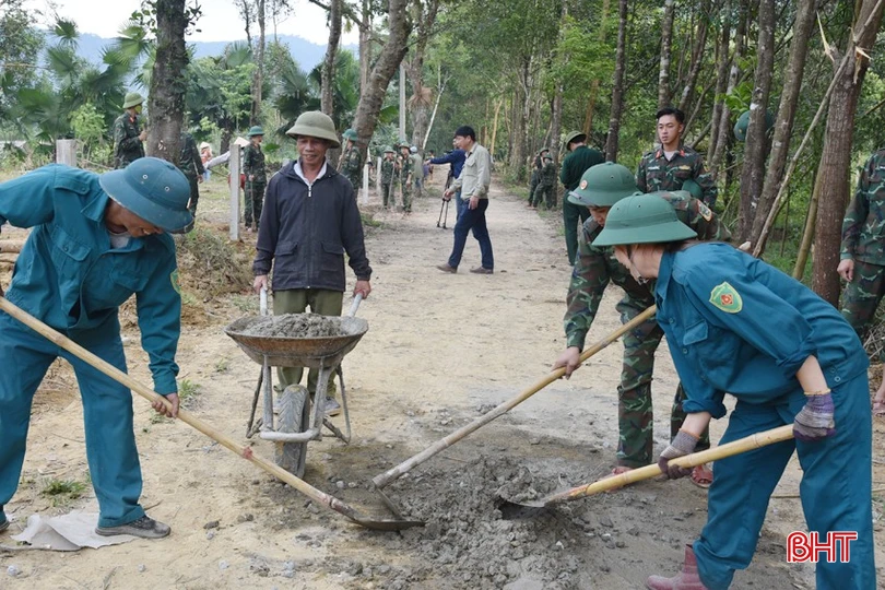 Quân và dân chung tay xây dựng NTM ở xã Hương Lâm (Hương Khê)