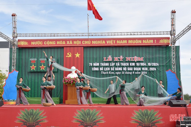 Màn sử thi mang đậm khí thế, hồn cốt của con người Thạch Kim kiên cường, anh dũng, yêu lao động. Màn sử thi mang đậm khí thế, hồn cốt của con người Thạch Kim kiên cường, anh dũng, yêu lao động.