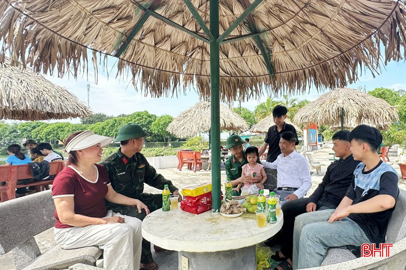 Gia đình chiến sĩ trẻ Lâm Tấn Sang (người thứ 5 hàng thứ nhất từ phải sang) quây quần ngày hội ngộ. bqbht_br_anh-2-copy.jpg