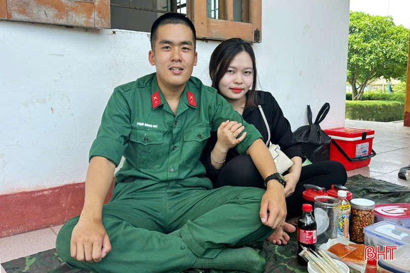 Chiến sỹ Phạm Quang Huy và bạn gái được gặp gỡ lần đầu sau hơn 2 tháng chia xa. bqbht_br_anh-6-copy.jpg