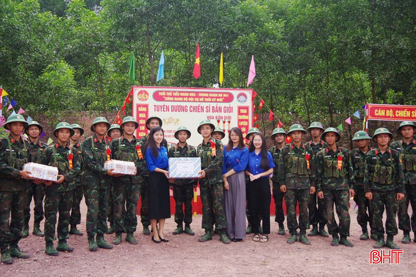Đoàn thanh niên thị trấn Cẩm Xuyên đến động viên, tặng quà các chiến sĩ mới. bqbht_br_anh-3-copy.jpg