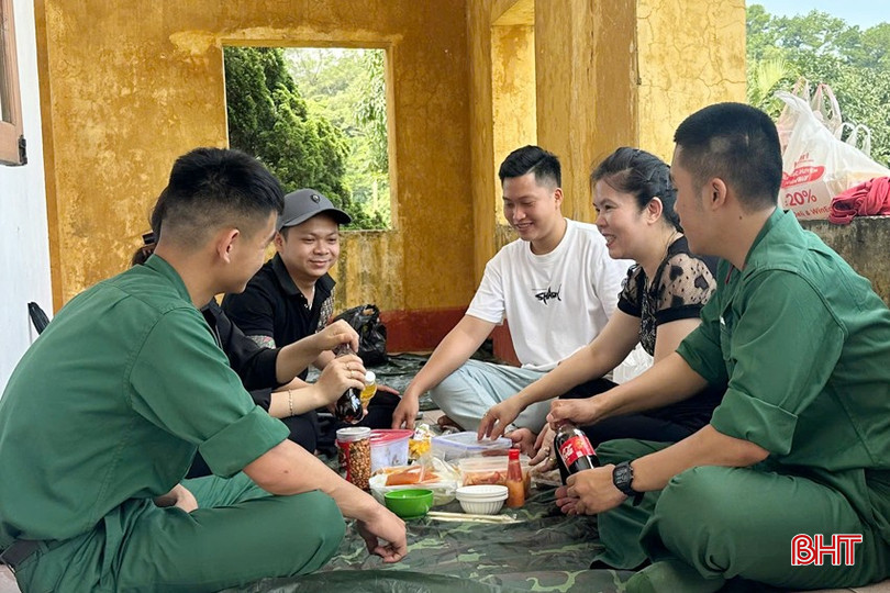 Bữa "tiệc" nhẹ của ngày hội ngộ đơn sơ nhưng đầy ấm cúng, tình cảm, trách nhiệm. bqbht_br_anh-4-copy.jpg