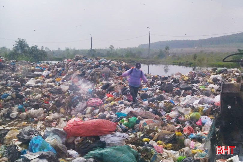 Công nhân phun hóa chất xử lý chất thải tại bãi rác Hồng Lộc hiện nay.