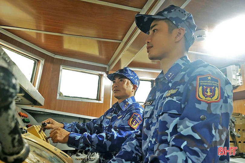 Hai bố con đến từ "quê hương 5 tấn" cùng làm nhiệm vụ tuần tra, kiểm soát, duy trì thực thi pháp luật trên vùng biển Hà Tĩnh bqbht_br_2-copy.jpg