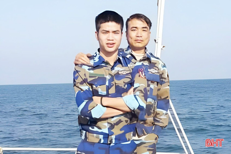 Thiếu tá Vũ Khắc Trọng và Trung úy Vũ Khắc Trung ấm tình cha con, đậm tình đồng chí giữa trùng khơi. bqbht_br_6-copy.jpg