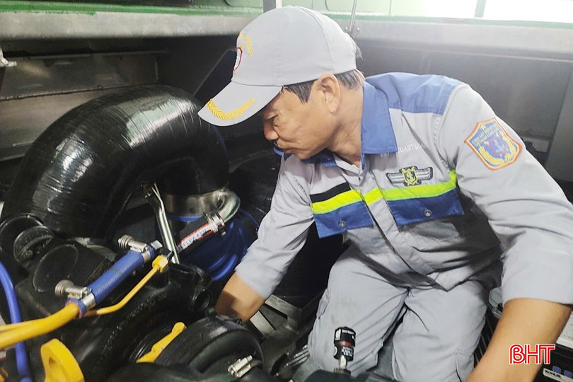 Những ngày cuối trong quân ngũ, Thiếu tá Vũ Khắc Trọng vẫn miệt mài với nhiệm vụ, kiểm tra máy móc, đảm bảo an toàn trước lúc tàu rời bến đi tuần tra. bqbht_br_4-copy.jpg