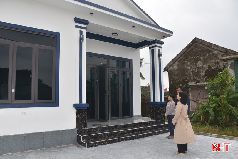 Посадовці з департаментів, управлінь та організацій комуни Донг Кінь проводили інспекції та заохочували бідні домогосподарства, які щойно отримали підтримку, будувати житло. bqbht_br_dsc-2534.jpg