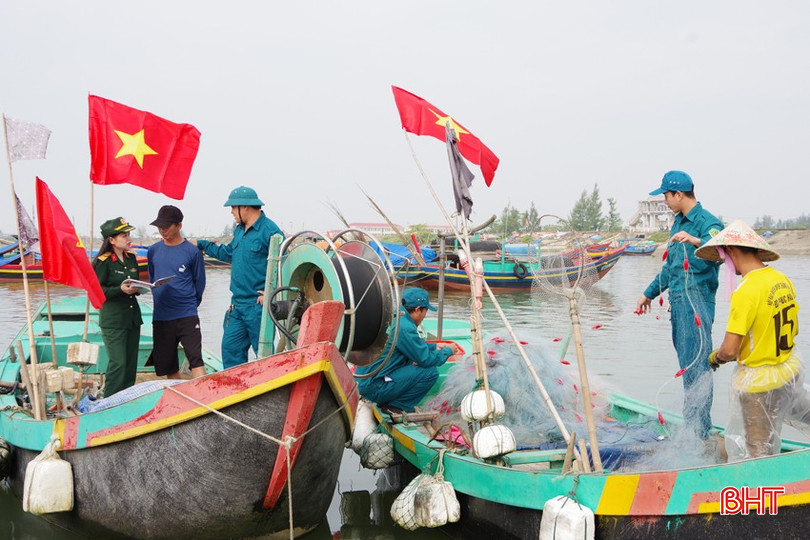 CBCS lực lượng vũ trang Cẩm Xuyên kết hợp tuyên truyền pháp luật với giúp ngư dân trên địa bàn thu dọn ngư cụ khi vào bờ tránh trú bão. bqbht_br_imgp1322-copy.jpg