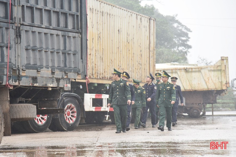 Dù thời tiết mưa rét, mây mù bao phủ suốt ngày đêm nhưng các lực lượng chức năng vẫn thường xuyên phối hợp tuần tra, kiểm soát ở khu vực 2 bên cánh gà, khuôn viên cửa khẩu. bqbht_br_dsc-3580-copy.jpg