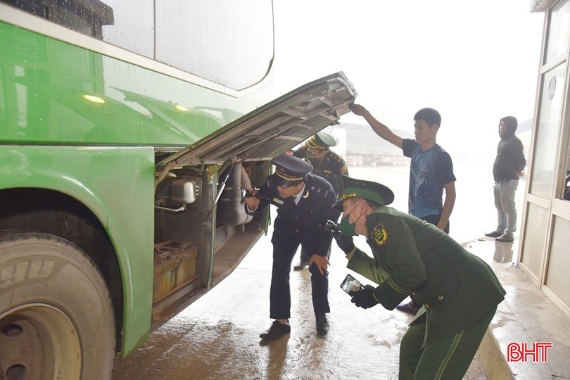Các lực lượng chức năng kiểm tra thành, thùng và các vị trí có thể cất giấu hàng cấm trên xe khách. bqbht_br_dsc-3475-copy.jpg