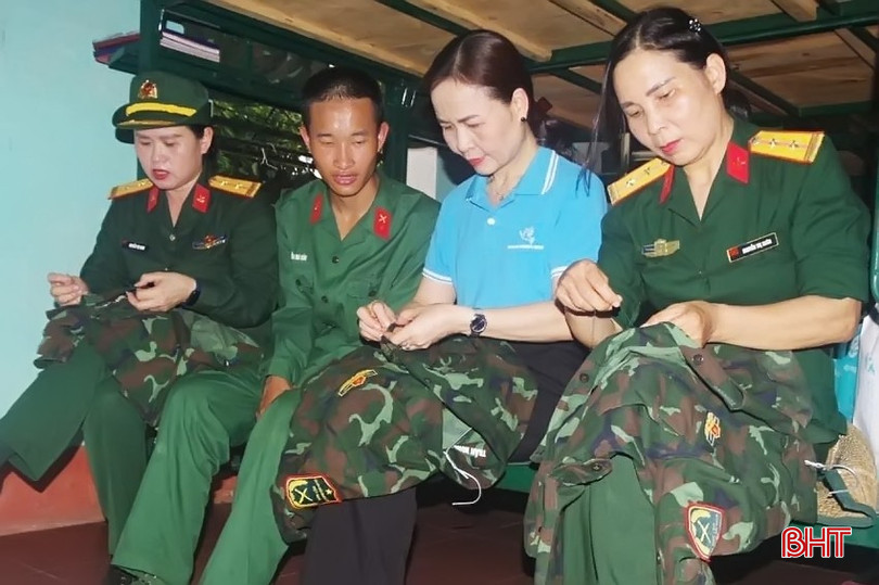 Chị em phụ nữ Bộ CHQS tỉnh phối hợp với Chi hội Phụ nữ Trung đoàn 841 thực hiện mô hình "khâu áo chiến sĩ". bqbht_br_4.jpg