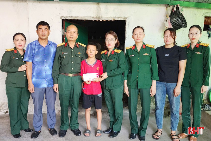 Chị em phụ nữ ở Ban CHQS huyện Can Lộc tặng quà cho cháu Lương Hữu Phước (ở thôn Phú Thọ, xã Tùng Lộc). bqbht_br_anh-1.jpg