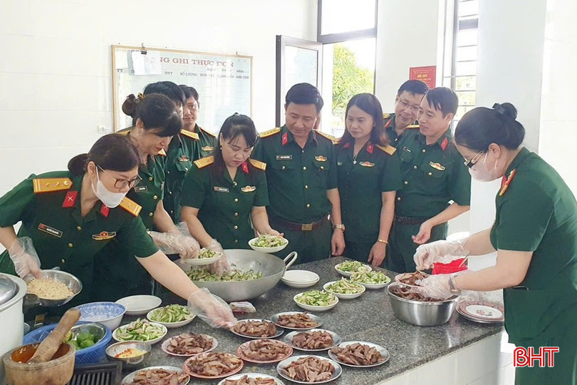 Các nữ quân nhân tổ chức bữa ăn từ thiện cho các cháu ở Trung tâm Hỗ trợ Phát triển - Giáo dục hoà nhập Hồng Lĩnh. bqbht_br_2.jpg