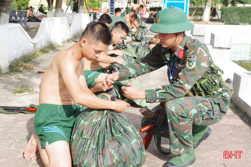 Lính ở Trung đoàn 841 luyện tập cách bảo vệ quân tư trang, vũ khí khi thực hiện phương án bơi bao gói. bqbht_br_14-copy.jpg