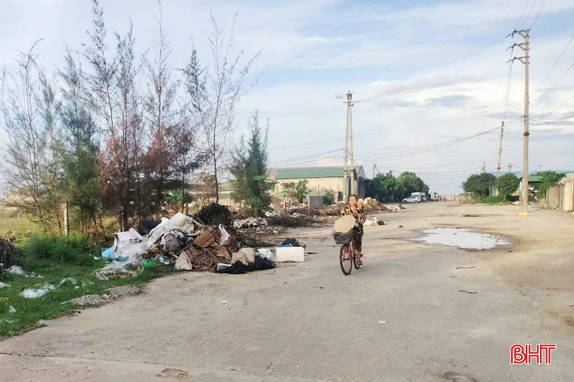 Rác ngập đường qua Cụm công nghiệp Thạch Kim (Lộc Hà). 2-copy-6919-7458.jpg