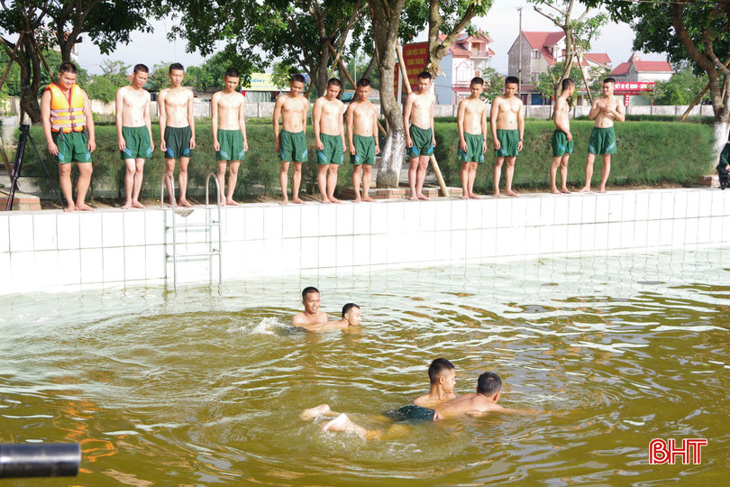 Luyện tập chăm chỉ để nâng cao kỹ năng ứng cứu người bị đuối nước trong thiên tai. bqbht_br_19.jpg