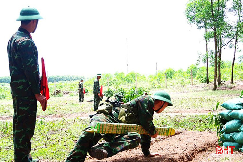 Không khí thi đua huấn luyện trên thao trường của những người lính trẻ. 123.jpg