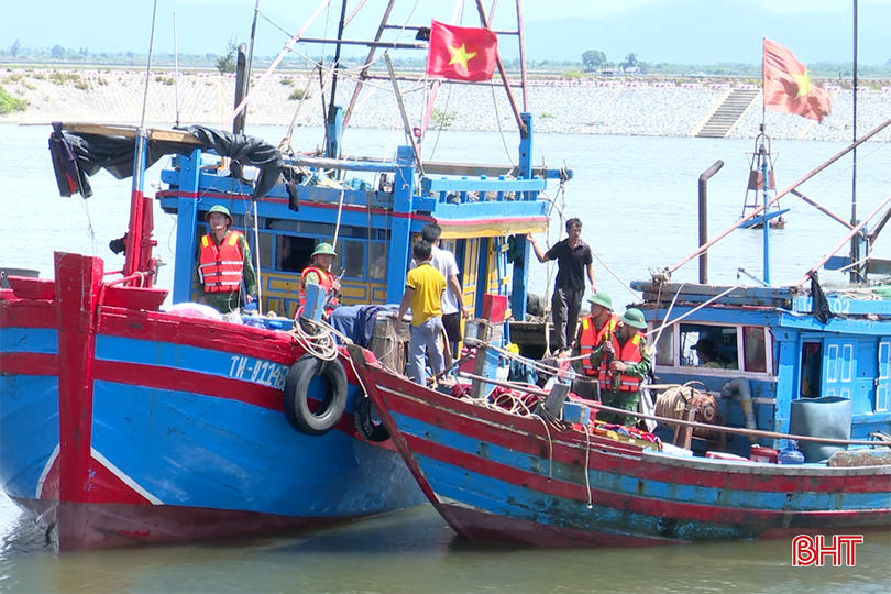 Lực lượng chức năng bắt giữ tàu giã cào của ngư dân Thanh Hóa đánh bắt sai luồng, sai tuyến. don-bp-lach-ken-bat-giua-2-tau-ca-thanh-hoa-dung-gia-cao-danh-bat-sai-vung-quy-dinh-copy-8601.png