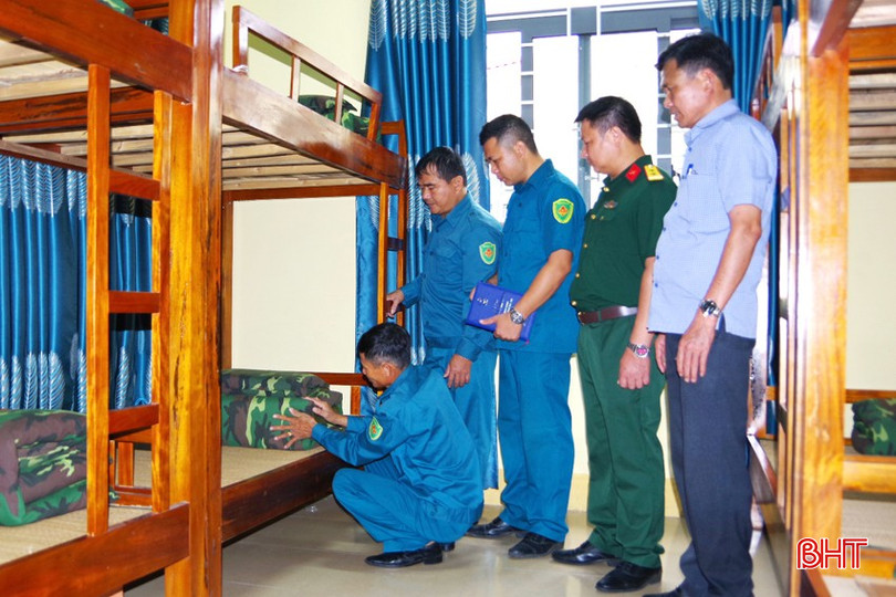 Đại diện cấp ủy, chính quyền địa phương và Ban CHQS huyện Can Lộc kiểm tra doanh trại, phòng ở dân quân của Ban CHQS thị trấn Nghèn. anh-8-9681.jpg