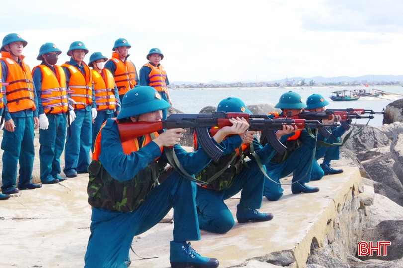 Cùng với đảm bảo điều kiện ăn ở, lực lượng dân quân ở Hà Tĩnh đã được trang bị đầy đủ vũ khí, trang phục, trang bị đảm bảo an toàn.... Trong ảnh: Buổi huấn luyện của dân quân xã Cẩm Nhượng (Cẩm xuyên). anh-9-2605.jpg