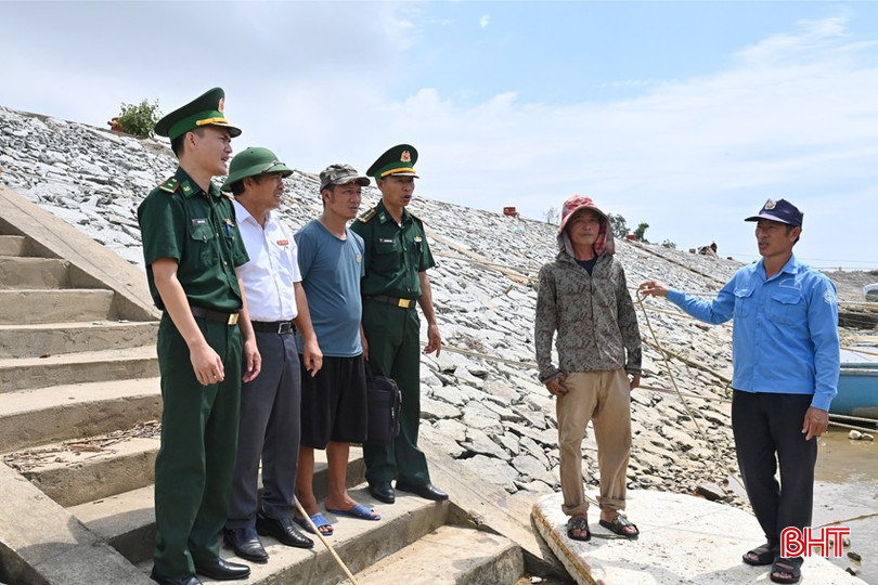 BĐBP vận động ngư dân đang có phương tiện neo đậu tại khu neo đậu tránh trú bão cho tàu cá Xuân Hội tích cực tham gia bảo vệ chủ quyền biển đảo, giữ gìn ANTT trên địa bàn. dsc-3125-copy-2317.jpg