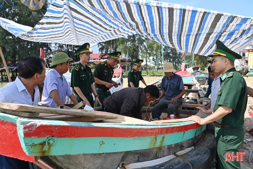 BĐBP Lạch Kèn kết hợp thăm hỏi, giúp đỡ ngư dân Xuân Liên bám biển vươn khơi với tuyên truyền phổ biến giáo dục pháp luật, nắm bắt tình hình ANTT, vận động bà con chung tay bảo vệ biển đảo. dsc-3098-copy-682.jpg