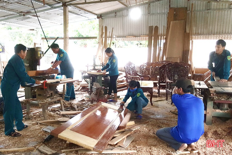 Xưởng mộc gia dụng của chiến sĩ dân quân Lê Đình Thanh luôn nhộn nhịp không khí lao động. anh-2-3648.jpg