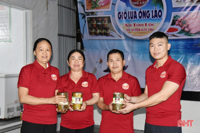 Giò lụa ông Lào với hương vị thơm ngon đặc trưng sẵn sàng phục vụ khách hàng gần xa. bqbht_br_dsc-2161-copy.jpg