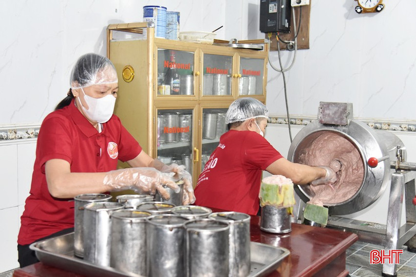 Công nhân thực hiện đóng khuôn với trọng lượng 1 kg/khuôn. bqbht_br_dsc-2132-copy.jpg