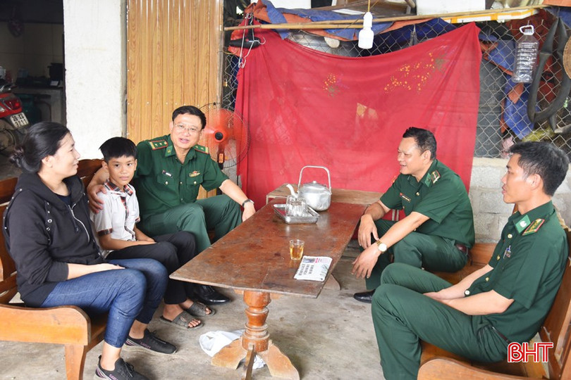 BĐBP Hòa Hải thăm hỏi, động viên, tặng quà cho các gia đình có hoàn cảnh đặc biệt khó khăn. bqbht_br_dsc-5633-copy.jpg